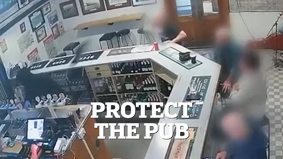 Momento salvaje Un cliente leal del pub lanza taburetes a un ladrón armado en el Hotel Boatrovers en Newcastle