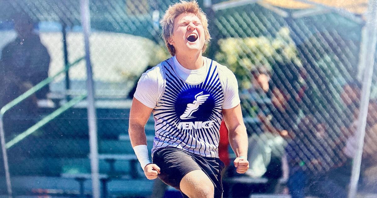 El lanzador de peso Lawrence Kensinger bate el récord de 43 años en los campeonatos de la ciudad