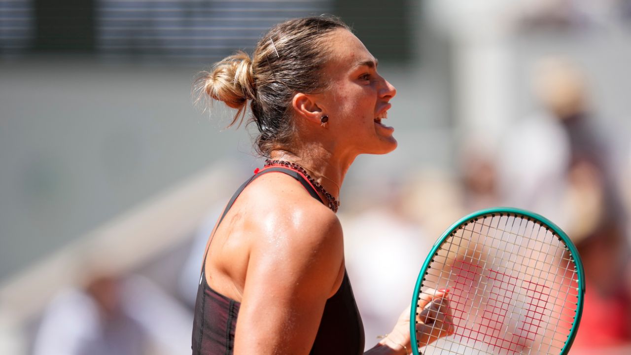 Sabalenka avanza a segunda ronda del Abierto de Francia tras el colapso de Medvedev