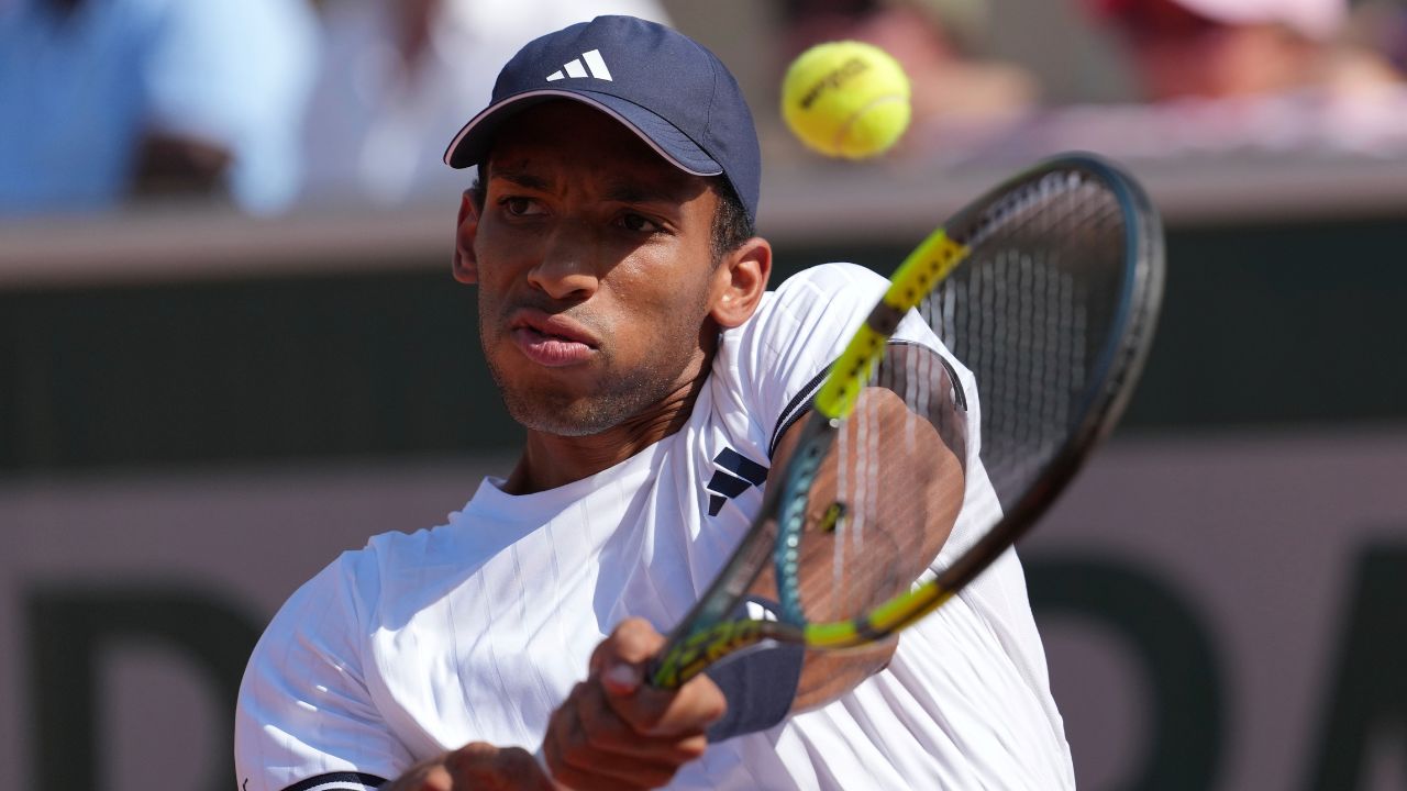 El canadiense Felix Auger-Aliassime avanzó a la tercera ronda del Abierto de Francia