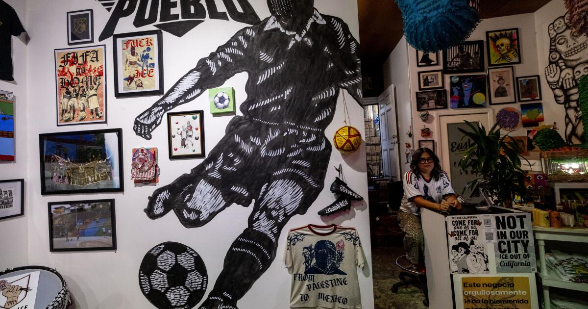 La exposición de Boyle Heights critica a la FIFA y recuerda a los fanáticos de la comunidad del fútbol