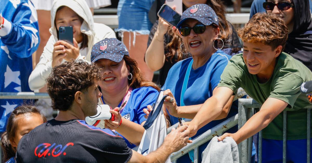 Miles de personas saludan a la selección nacional masculina de fútbol de Estados Unidos en el sur de California antes de la Copa del Mundo.