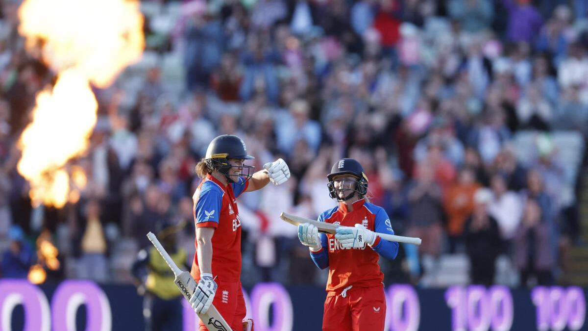 Wyatt-Hodge inspira a Inglaterra a vencer a Sri Lanka en el primer partido de la Copa Mundial Femenina T20
