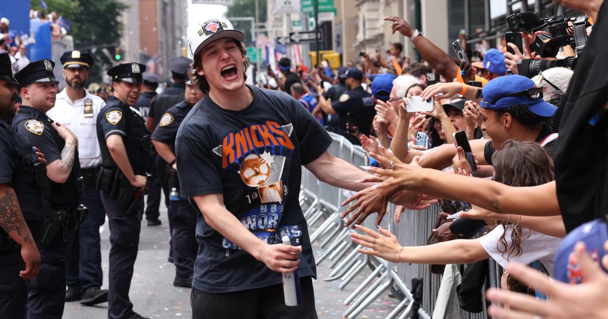 Tyler Kolek de los Knicks arrestado por la policía durante el desfile del campeonato