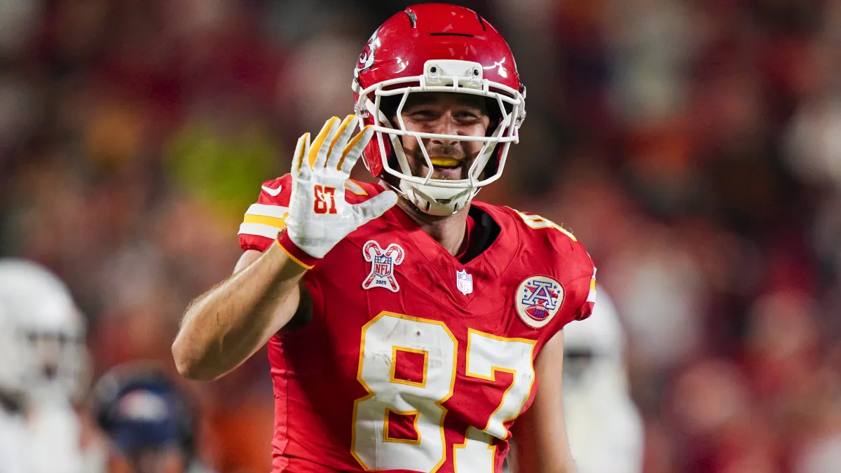 El pastel de despedida de soltero de Travis Kelce tenía un mensaje de 3 palabras que no contó del todo