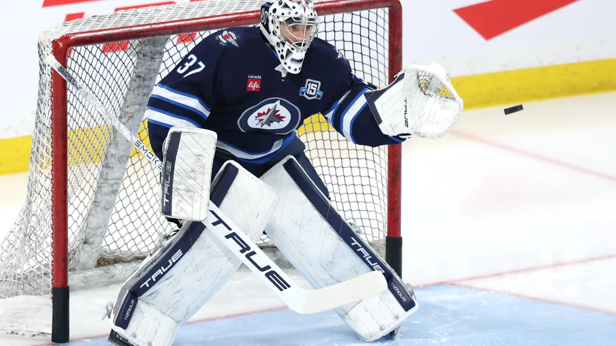 Sabres 1 de 6 equipos cambiarán al portero de los Jets, Connor Hellebuyck