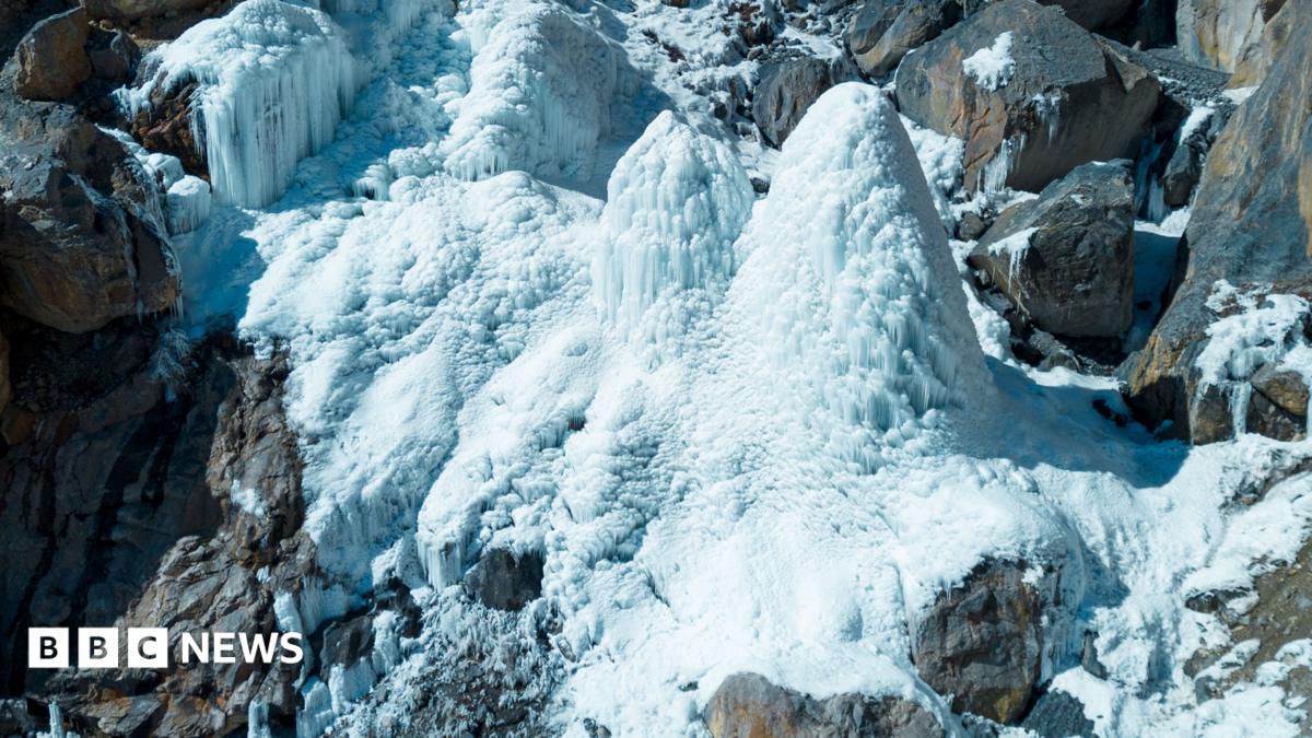 Pirámides de hielo artificiales protegen los pueblos de montaña de la India