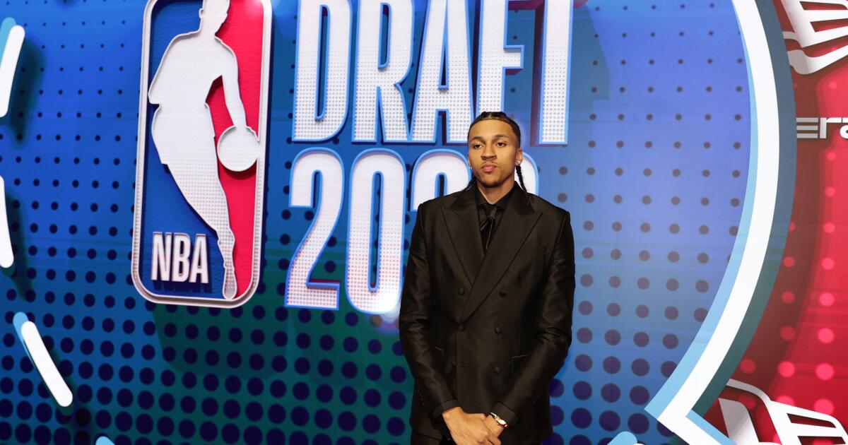 Los Lakers intercambian selecciones con los Knicks y seleccionan al extremo Cameron Carr