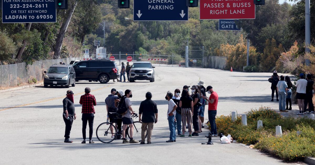 Los Dodgers cumplen su promesa de un millón de dólares en respuesta a las redadas de ICE
