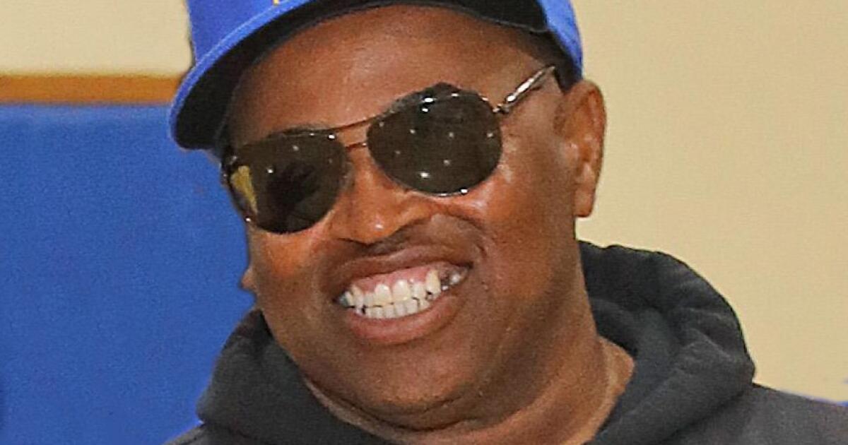 Robert Garrett, en Crenshaw desde 1988, ya no es entrenador en jefe de fútbol