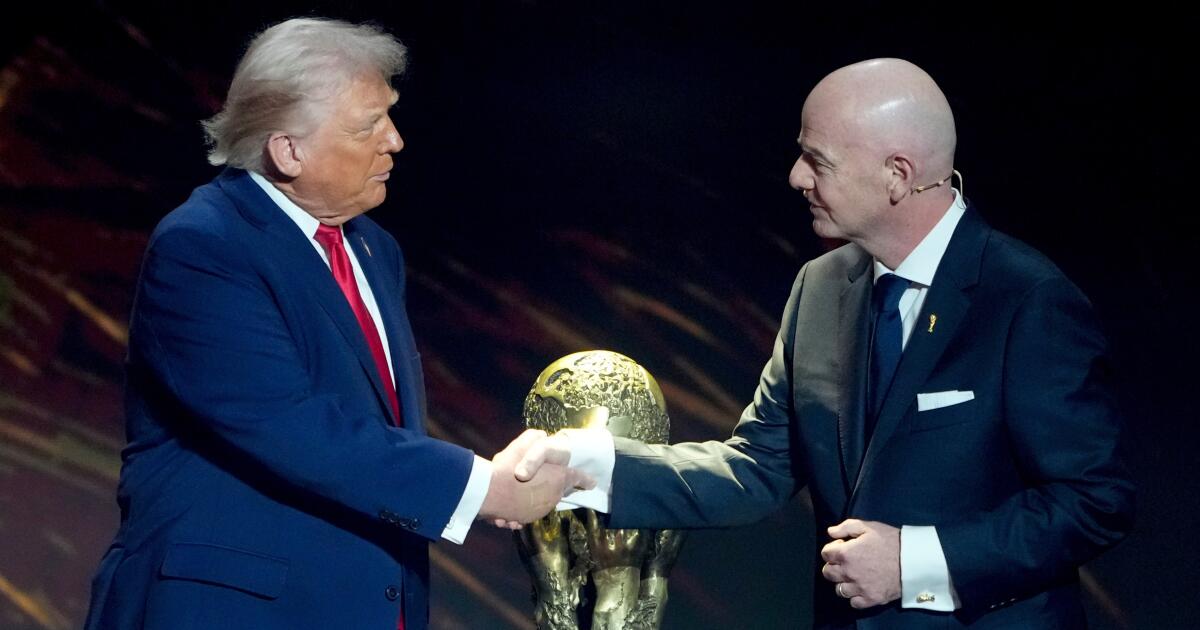 La “maldición” de Trump en el Mundial es su última tarjeta roja en una temporada llena de ellas