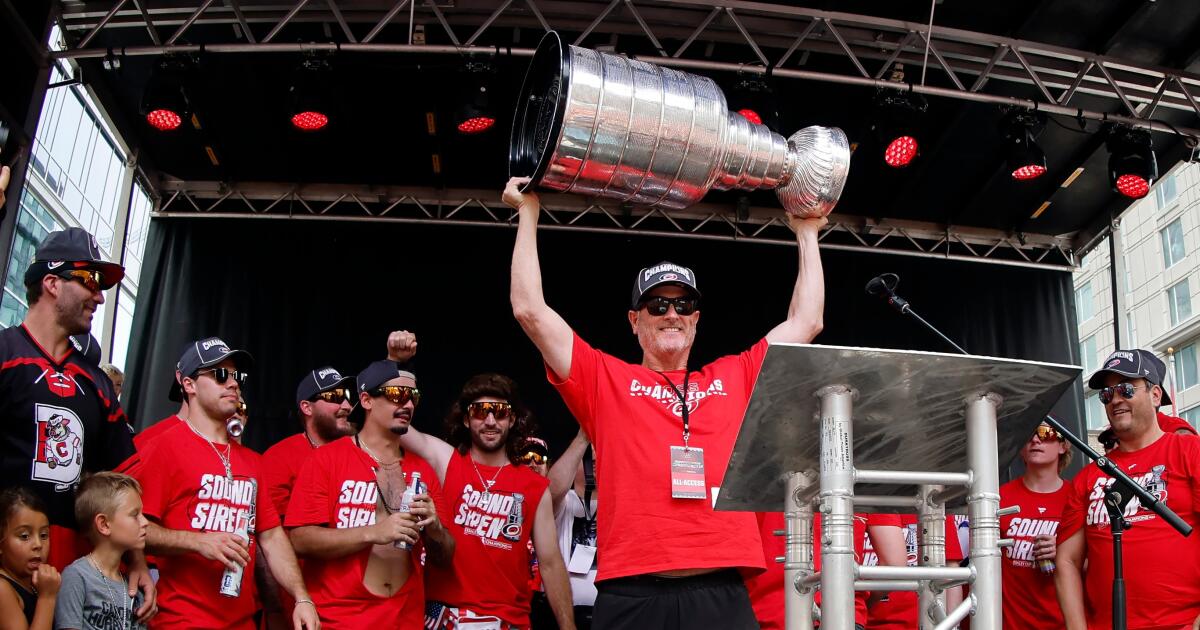 El propietario de los Hurricanes, Tom Dundon, pone los nombres de su esposa y sus hijos en la Copa Stanley