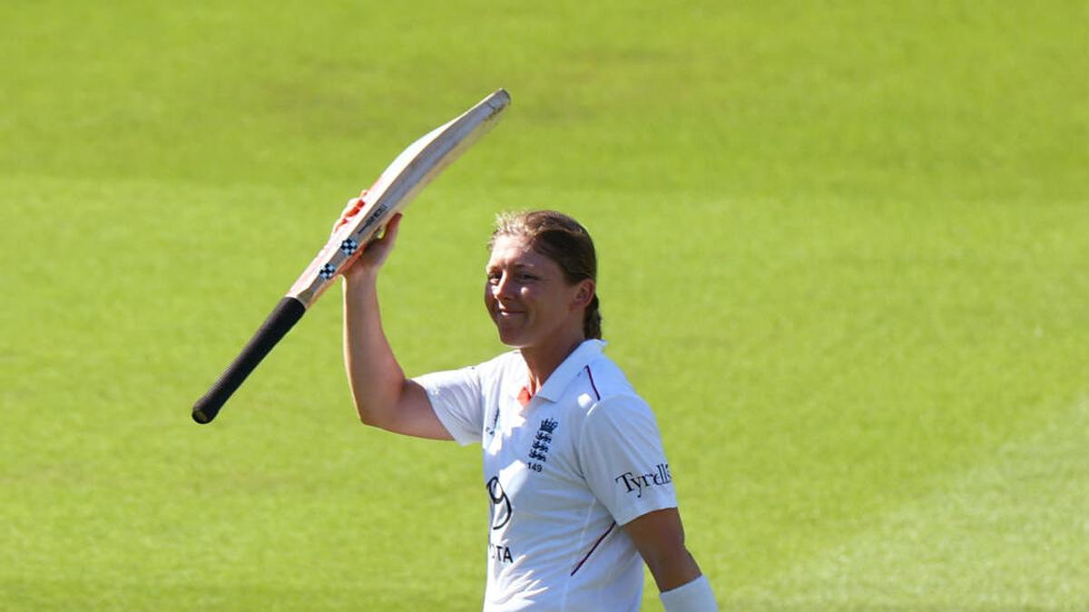 Un caballero de Inglaterra con una brillante armadura camina hacia el atardecer en el Lord’s
