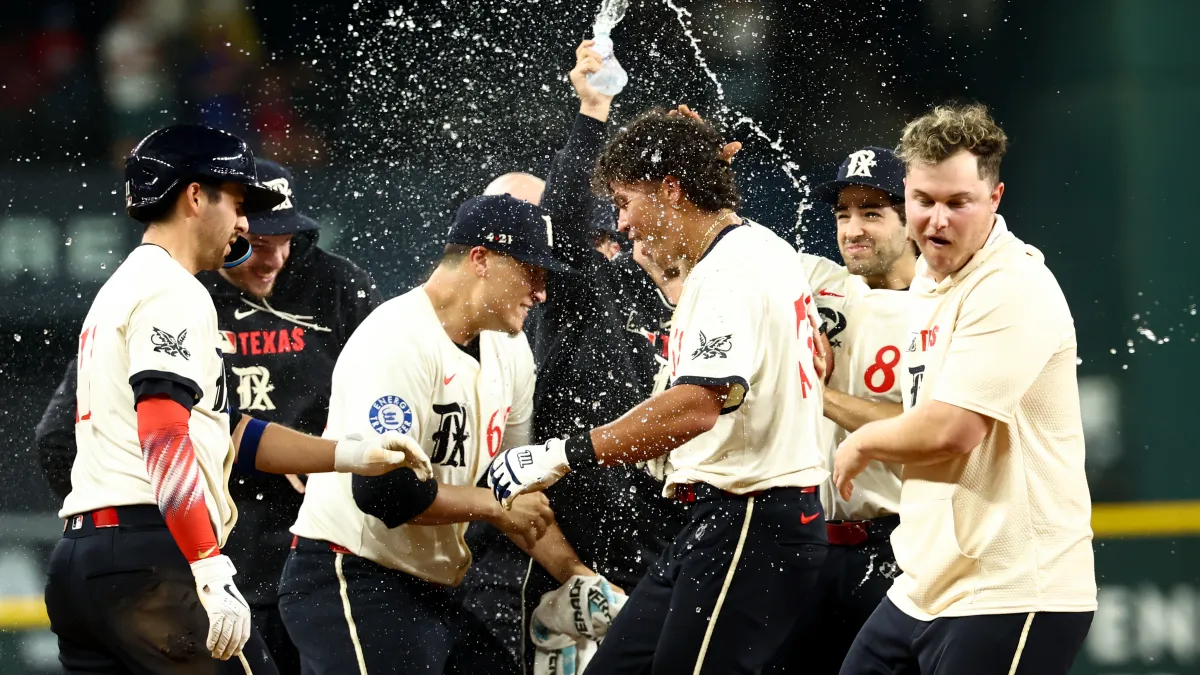 Los Padres firman al ex jardinero de los Astros y Rangers con OPS de .636