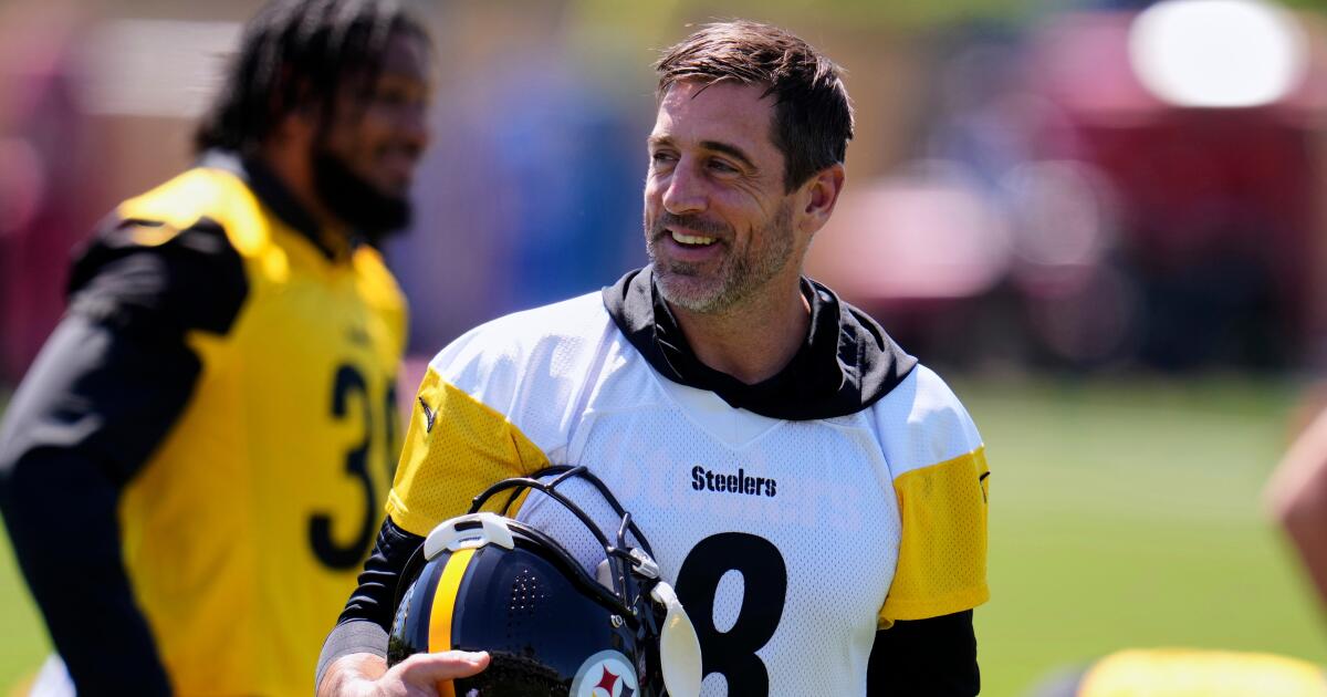 Hermano, parece que Aaron Rodgers de los Steelers ha hecho las paces con sus padres.