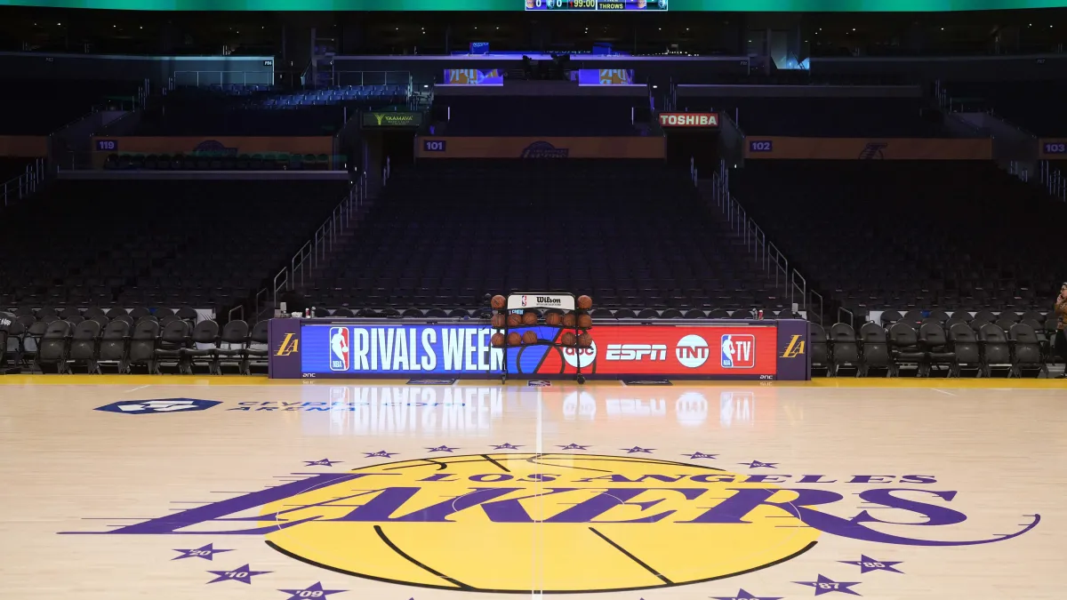Los Lakers cortaron lazos con el escolta novato de 6 pies 5 pulgadas después de la liga de verano