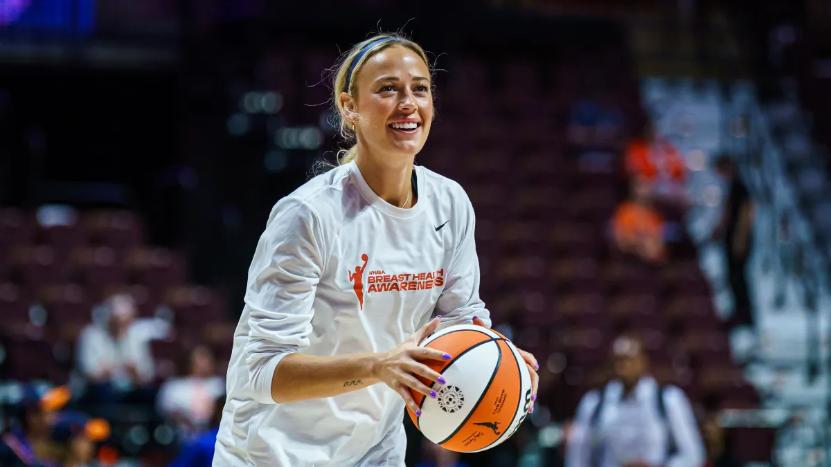 Sophie Cunningham comparte un momento especial con Britney Griner antes del partido Fever-Sun