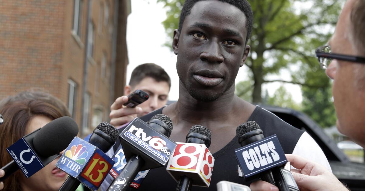 El problemático ex linebacker de la NFL Daniel Adongo deportado a Kenia por ICE