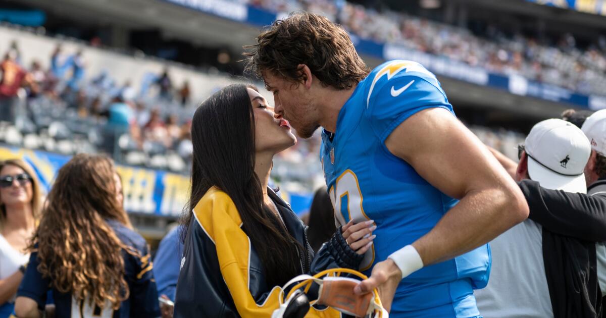 Justin Herbert y Madison Beer anuncian su compromiso