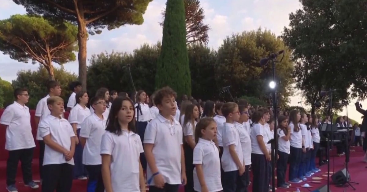 Andrea Bocelli y un coro de niños actúan para el Papa León en el “Concierto por la Paz”