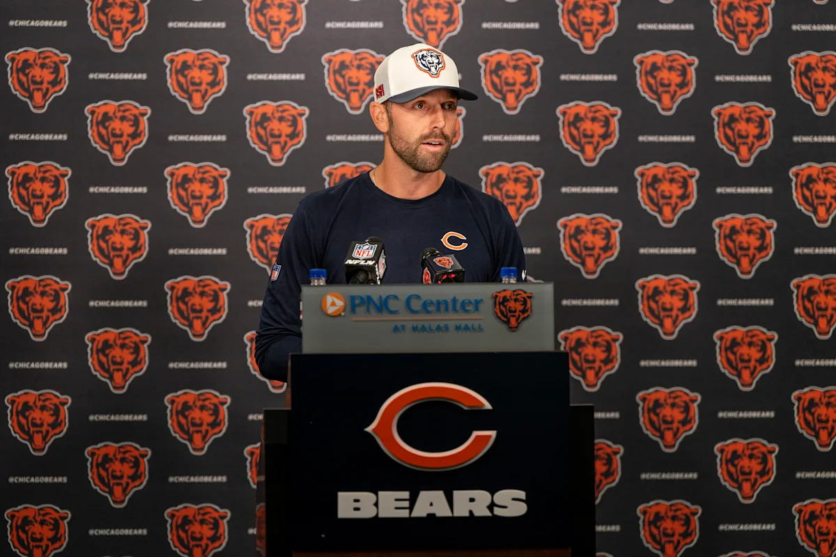 Según los informes, los Ravens contrataron al OC de los Bears, Declan Doyle, para el mismo puesto, con tareas de juego adicionales.