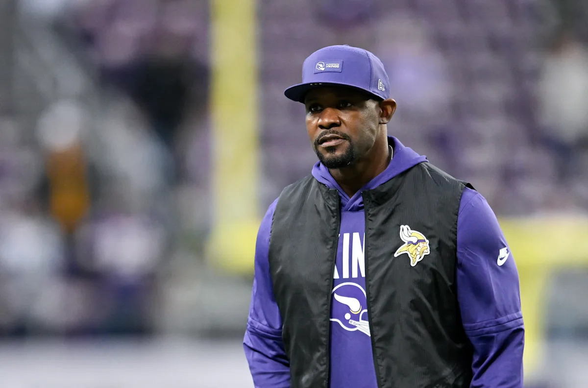 El equipo legal de Brian Flores ha citado a 25 equipos de la NFL en una demanda por discriminación racial contra la liga.