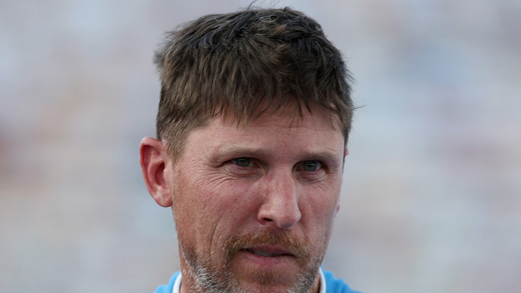 El piloto de NASCAR Denny Hamlin rompe el silencio después de que su padre muere en un incendio en su casa