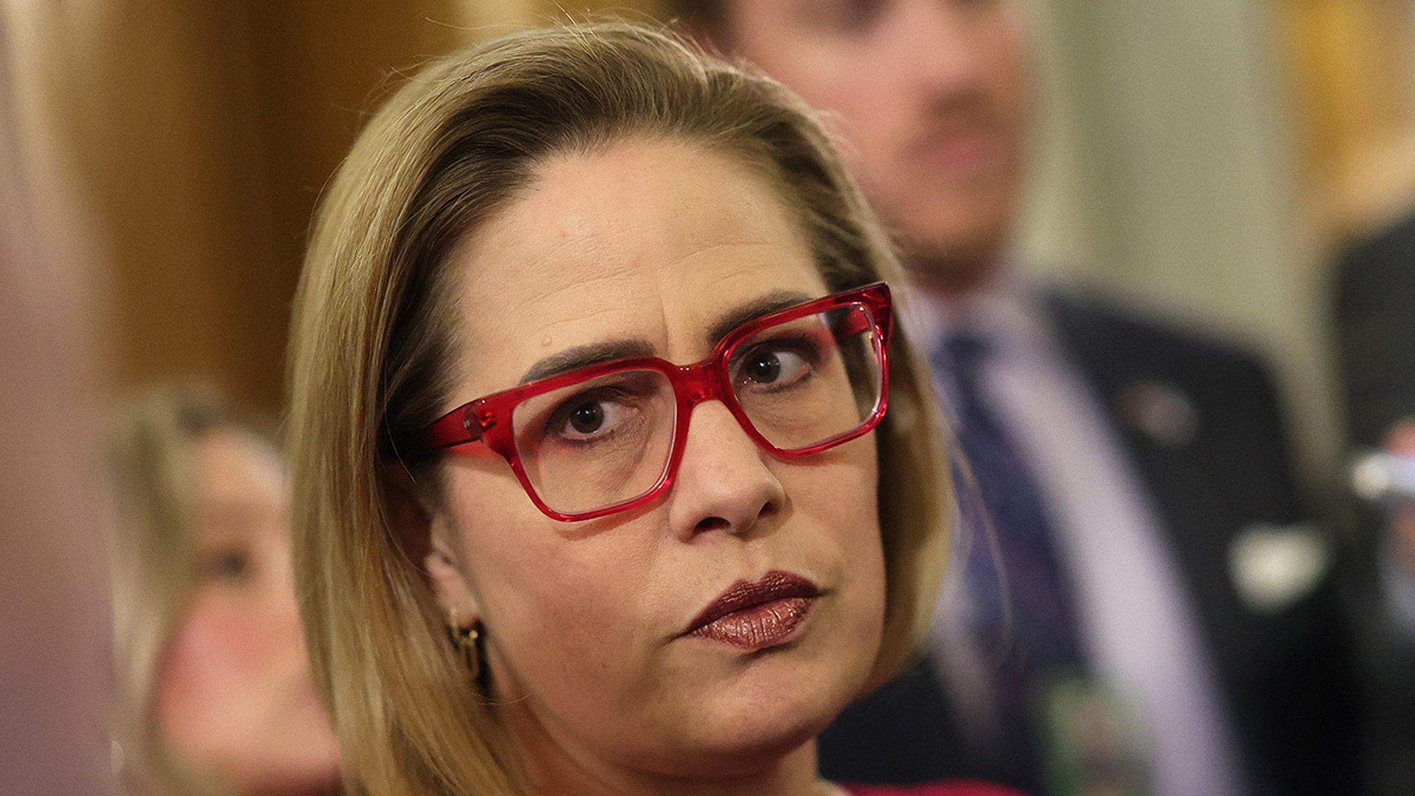 El ex novio de Kyrsten Sinema la acusa de abuso de drogas y psicodélicos en la guerra por la custodia
