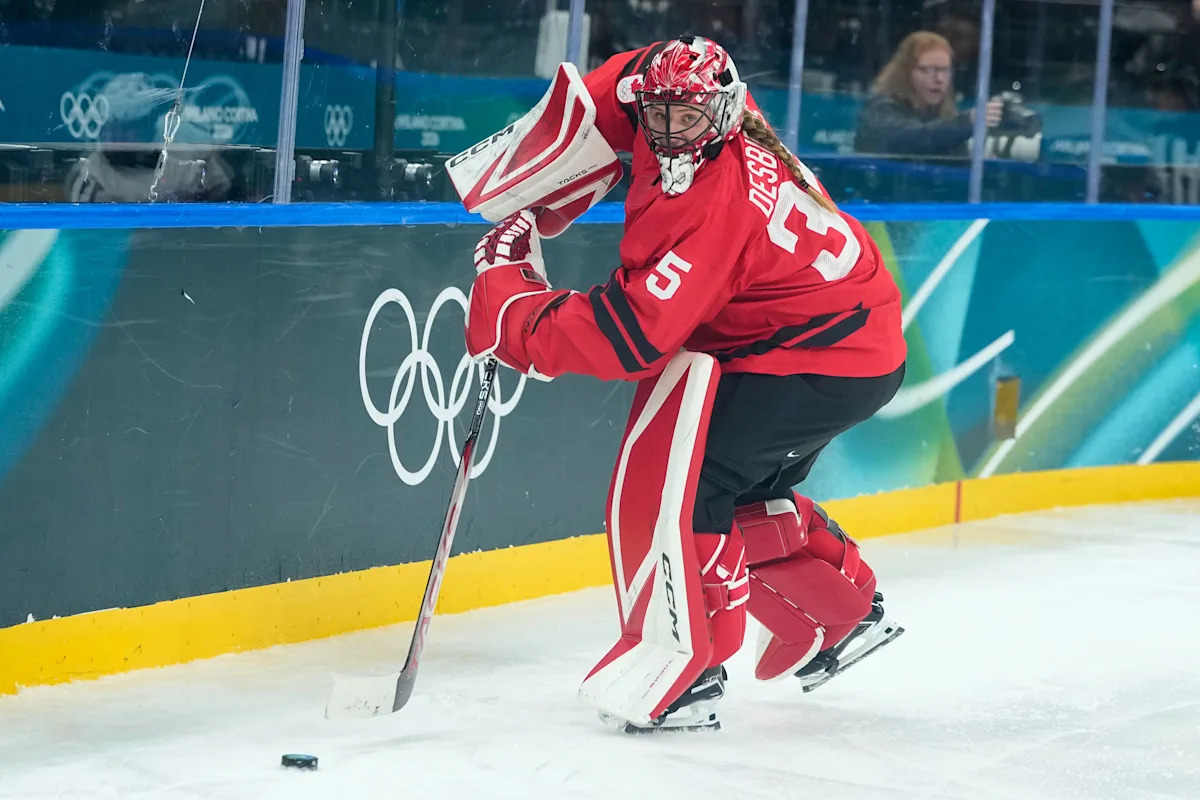 Los Juegos Olímpicos de Invierno cambian los tableros de hockey sobre hielo a colores más claros después de las preocupaciones de los jugadores