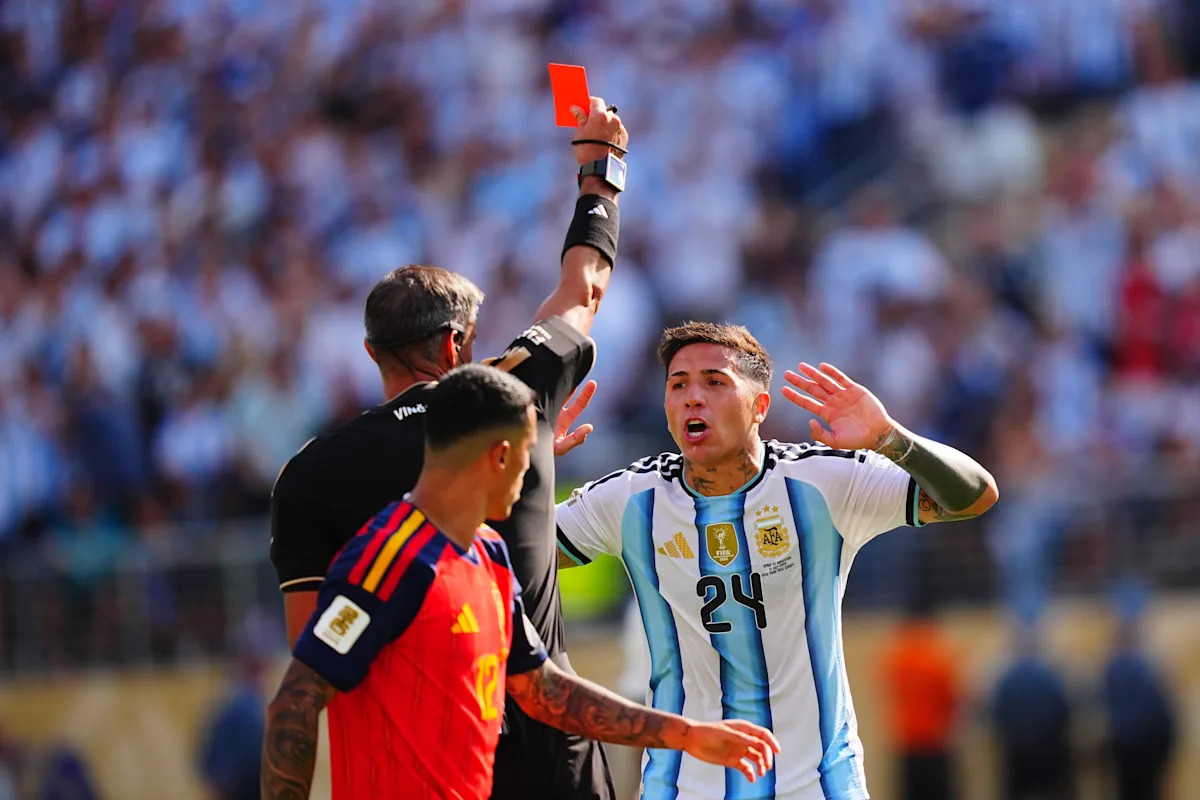 Final del Mundial: la tarjeta roja tardía para Enzo Fernández deja a Argentina con un hombre por delante en la prórroga de la victoria de España por 1-0