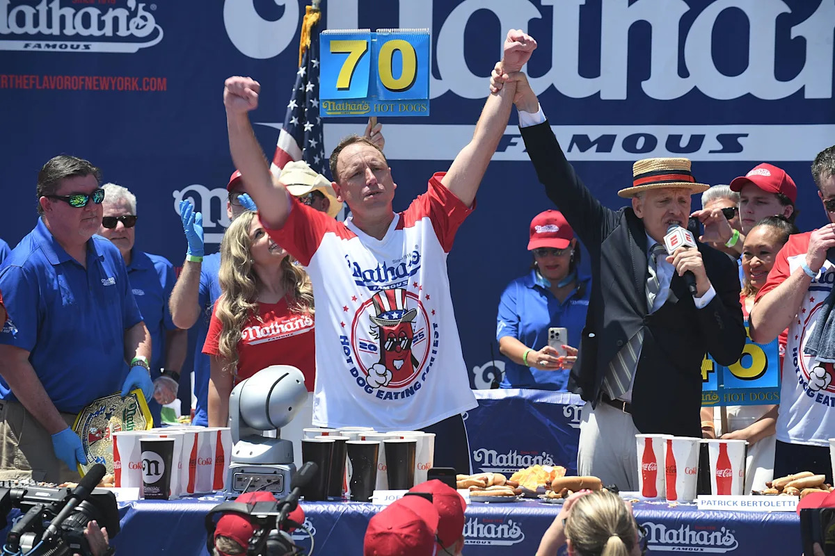 Nathan’s Hot Dog Eating Contest 2026: Joey Chestnut sube al escenario para ampliar su récord