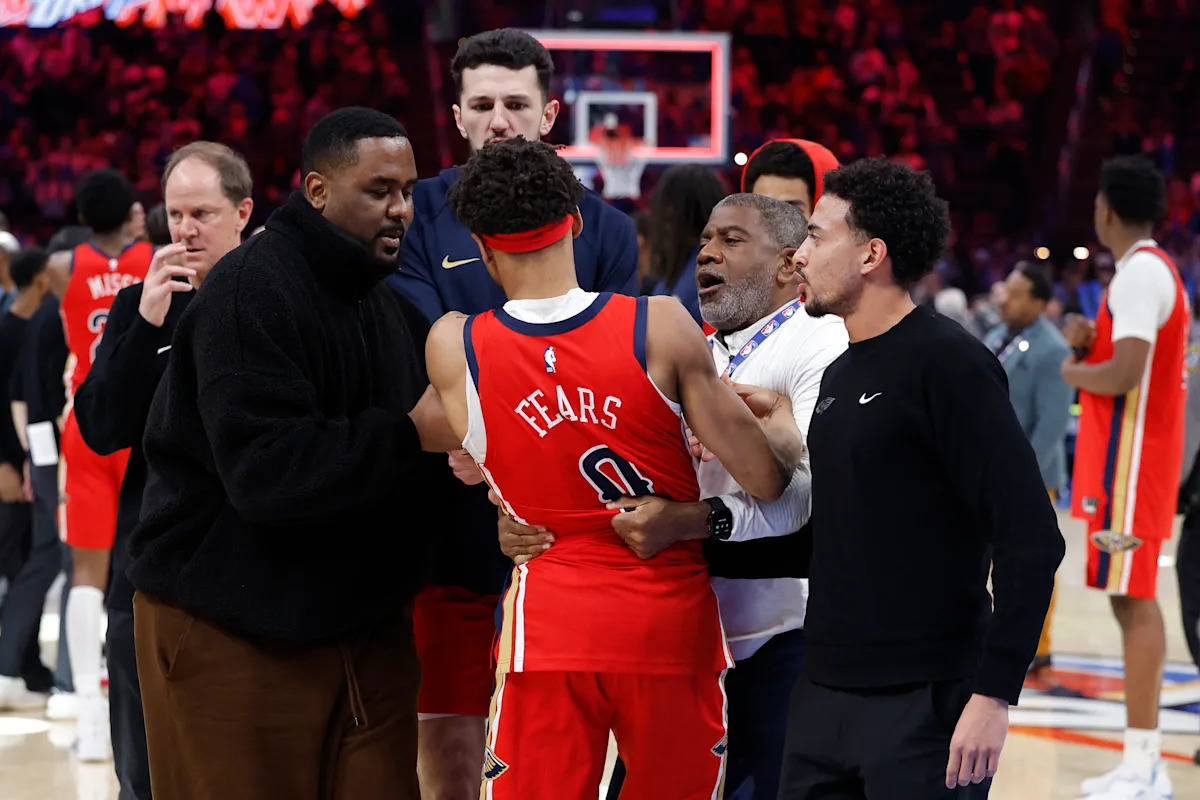 Jeremiah Fears de los Pelicans se contuvo y fue escoltado fuera de la cancha cuando estalló la pelea con Lu Dort del Thunder al sonar el timbre.