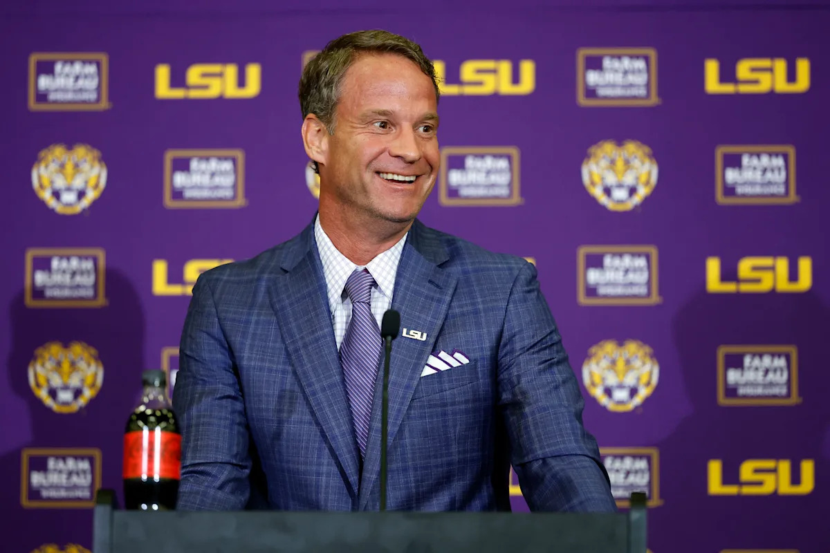 Un hangar en el aeropuerto, reservas de efectivo y ‘el mejor trabajo de Estados Unidos’: cómo LSU atrajo a Lane Kiffin de Ole Miss