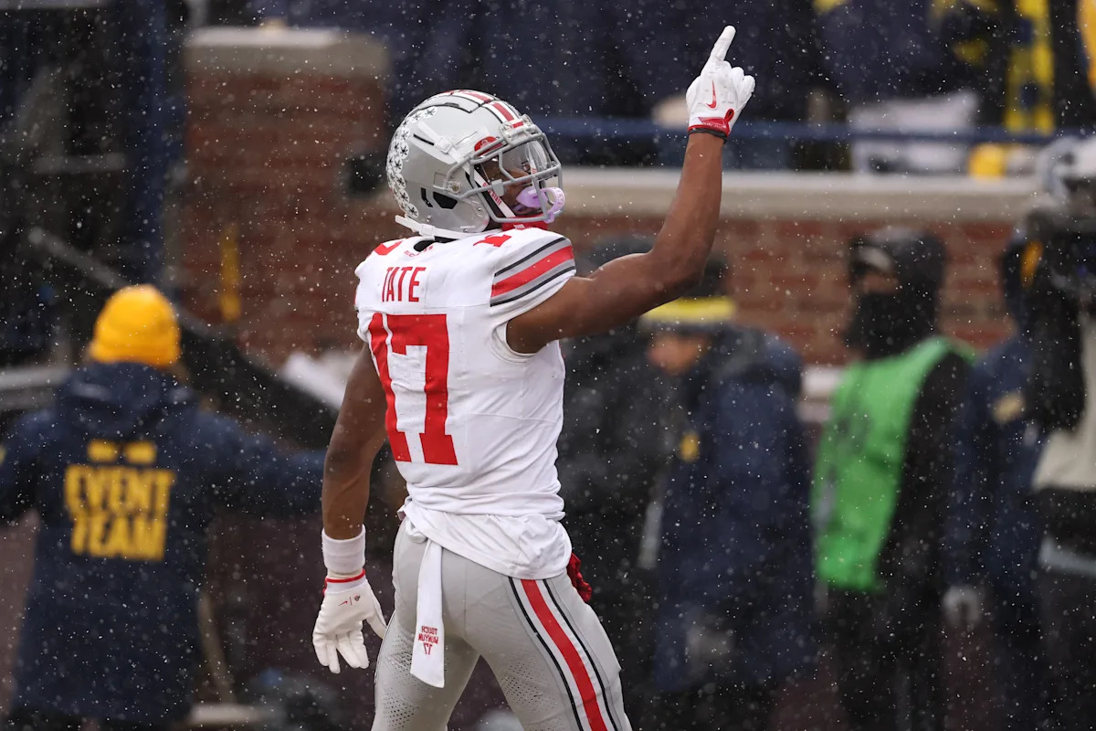 El No. 1 Ohio State termina de manera convincente su racha de derrotas contra el No. 15 Michigan para preparar un juego por el título de los Diez Grandes contra el No. 2 Indiana.