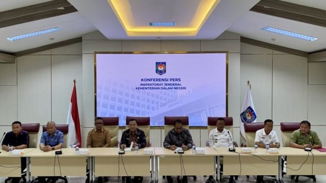 1758238110_68cc0876da967-kemendagri-usai-memeriksa-wali-kota-prabumulih-arlan_665_374.jpg