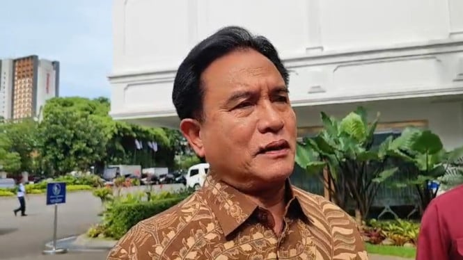 1759122324_67b6ec29a318e-menko-yusril-menkum-supratman-merapat-ke-istana-dampingi-prabowo-bertemu-para-hakim_665_374.jpg