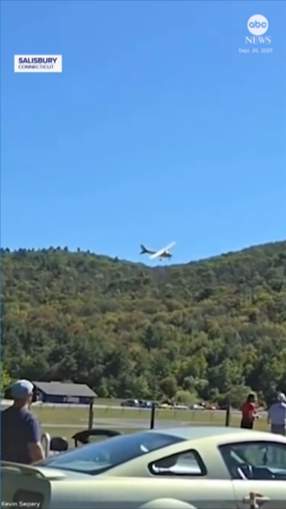 RELOJ: Un avión pequeño hace un aterrizaje de emergencia en la pista de carreras