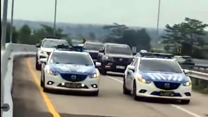 6665271472fa3-rombongan-toyota-fortuner-pakai-strobo-dikawal-polisi-di-jalan-tol_665_374.jpg
