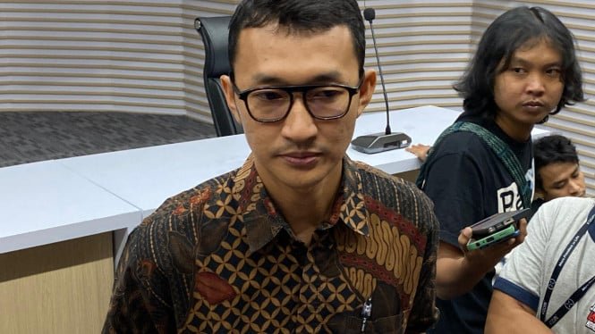 666942514c07d-kpk-sebut-tidak-ada-unsur-tiba-tiba-periksa-hasto-pdip-di-kasus-korupsi-harun-masiku-tindak-lanjut-3-saksi-sebelumnya_665_374.jpeg