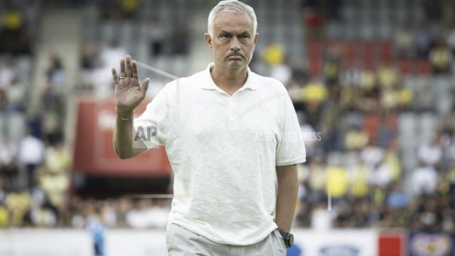 66b3b0cbb59f0-pelatih-fenerbahce-jose-mourinho_665_374.jpg