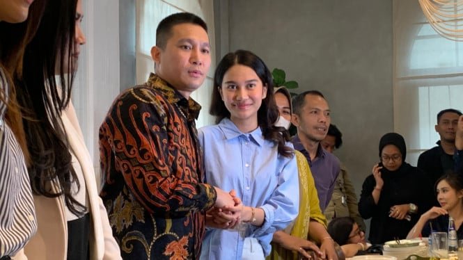 66f3e66ff0c6a-azizah-salsha-berdamai-dengan-2-pemilik-akun-penyebar-gosip-selingkuh-masih-ada-10-terlapor-lagi_665_374.jpeg