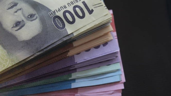 674425c20f48c-tumpukan-uang-rupiah-dengan-berbagai-nominal_665_374.jpg
