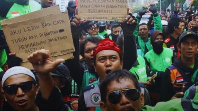 67b2a75211ba1-protes-tak-dapat-thr-pengemudi-ojol-akan-demo-dan-matikan-aplikasi_665_374.jpeg