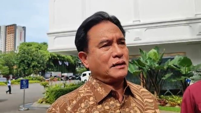 67b6ec29a318e-menko-yusril-menkum-supratman-merapat-ke-istana-dampingi-prabowo-bertemu-para-hakim_665_374.jpg