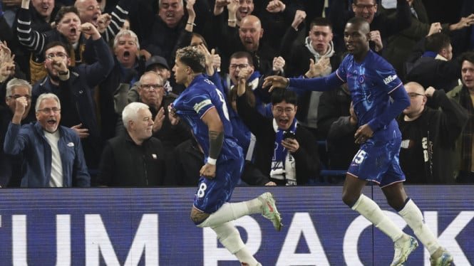 67ef0b5e49b64-pemain-chelsea-enzo-fernandez-rayakan-gol_665_374.jpg