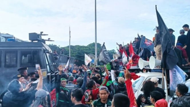 682c43341dcf8-aksi-demonstrasi-pengemudi-ojol-di-patung-kuda_665_374.jpg