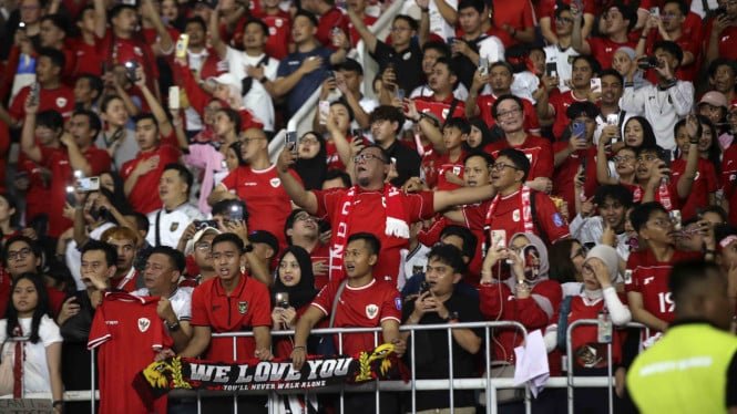 6841cfe0b3837-suporter-timnas-indonesia-vs-china-di-kualifikasi-piala-dunia-2026_665_374.jpg