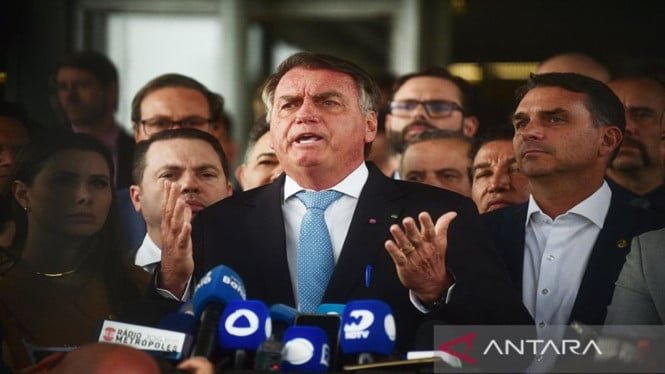 68c39545a7470-mantan-presiden-brasil-jair-bolsonaro-tengah_665_374.jpg