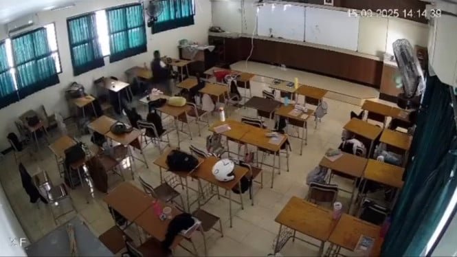 68cb4f7e08397-pencuri-terekam-cctv-di-dalam-kelas-gondol-laptop-siswa-sman-5-bandung_665_374.jpg