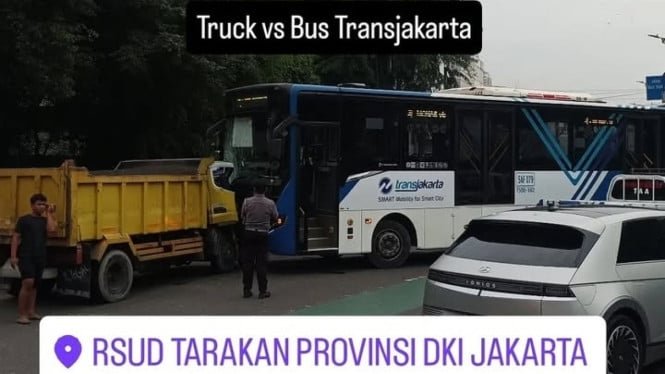 68cba7766b7d5-bus-transjakarta-adu-banteng-dengan-truk_665_374.jpg